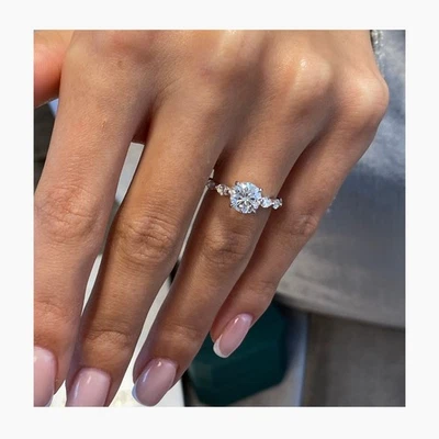 Anillo de compromiso de diamantes certificado IGI F VS1 redondo platino de 2,07 quilates Foto 1 de 4