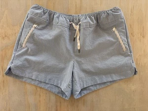 Magellan Women’s Fish Gear Shorts Size M Seersucker Southern Summer Blue Striped - Picture 1 of 12