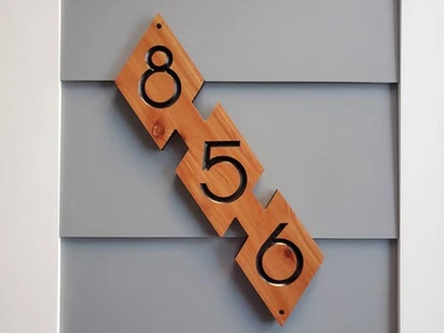 Letrero de dirección de casa moderno casa número de calle placa diagonal MCM madera tallada Foto 1 de 4