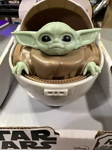 NEU Disney Star Wars Mandalorian Das Kind Baby Yoda Grogu & Kinderwagen 27 E1C964 E6 - Bild 1 von 6