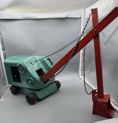 Steam Shovel Structo Construction Co. Green / Red Pressed Steel Excavator - Image 1 of 4