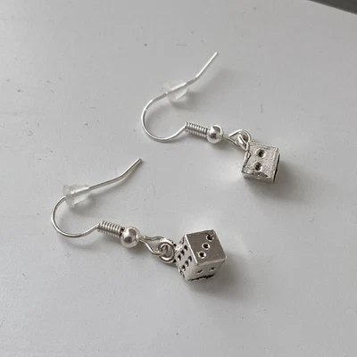 Pendientes Mini Dados Hechos a Mano PLATA ACERO INOXIDABLE Grunge Gótico Emo Punk Joyería Foto 1 de 4