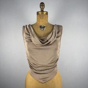 Sexy Camiseta sin Mangas Casi Famosa Marrón Capucha Cuello Acanalado M Elastizada Brillante Y2K Ropa de Club - Imagen 1 de 7
