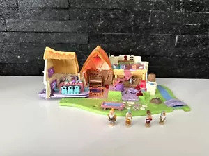 Disney Vintage Polly Pocket 1995 Snow White’s Cottage + 4 x Figures - See Info - Picture 1 of 10