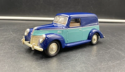 Banco de monedas Liberty Classics 1940 Ford edición limitada azul fundido a presión Foto 1 de 4