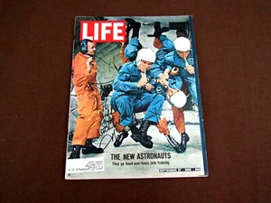 PETE CONRAD TOM STAFFORD APOLLO ASTRONAUTAS FIRMADO AUTOMÁTICO 1963 LIFE MAG JSA BEAUTY - Imagen 1 de 8