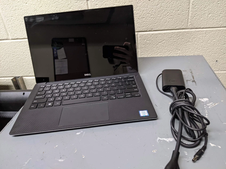 Dell XPS 13 9350 Core i7-6560U@2.20GHz 8GB RAM 256GB SSD WIN 10 - Keyboard Issue - Image 1 of 4