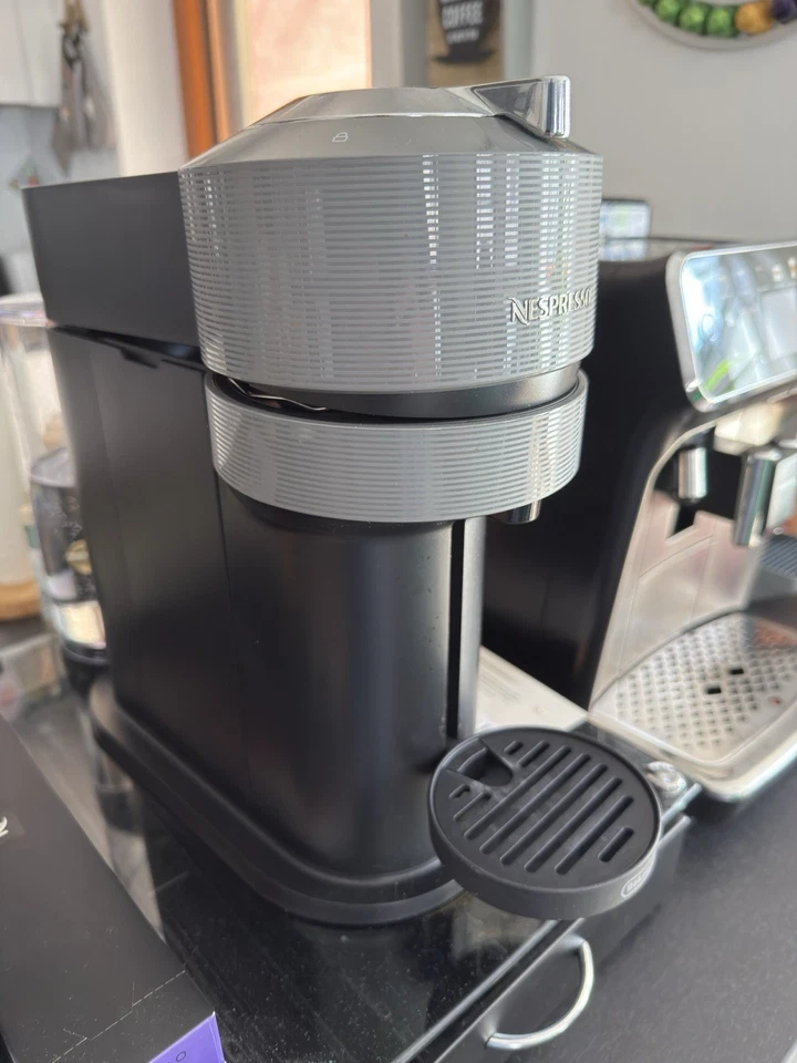  Nespresso Vertuo Next 1500W Kapselmaschine - Hellgrau, Schwarz, Top Zustand - Bild 1 von 1