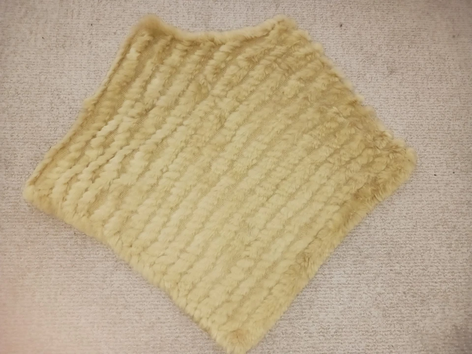 Poncho Chaqueta Remache Negro 100% Piel de Conejo Color Verde Salvia Talla Única Foto 1 de 4