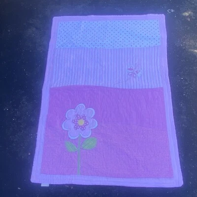 Edredón de cuna Pottery Barn Kids rosa con flores a lunares  Foto 1 de 3