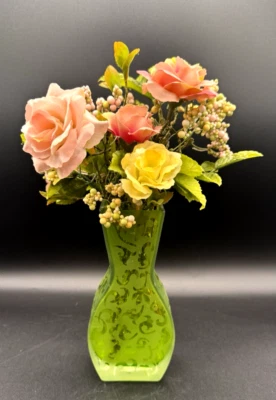 Jarrón de vidrio verde grabado pequeño arreglo de ramo de flores artificiales Foto 1 de 4