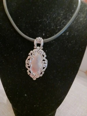 Collar COOKIE LEE, colgante de plata, cordón de cuero Foto 1 de 4