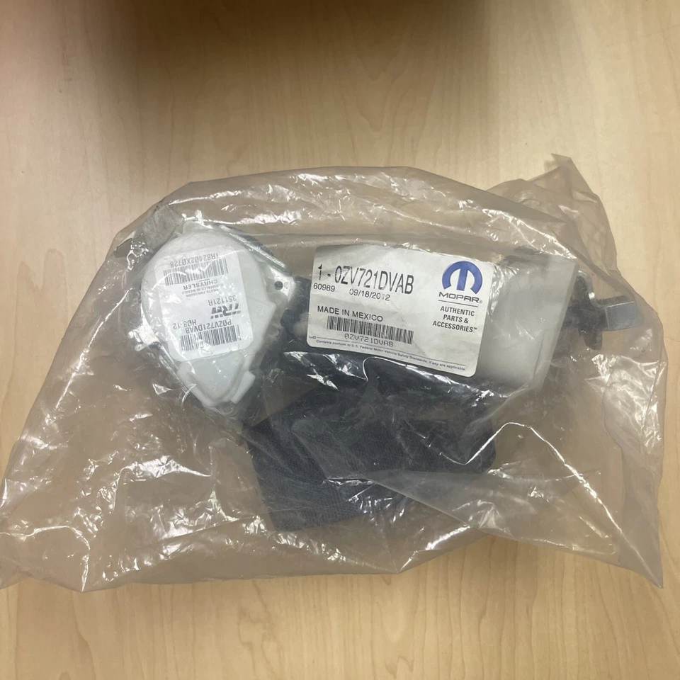 Cinturón de seguridad exterior trasero derecho original Mopar 2nd ZV721DVAB Foto 1 de 2