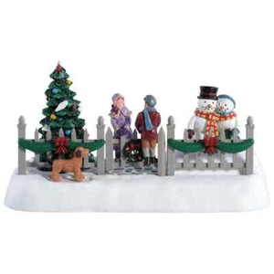 Lemax 2018 Swinging Gate Caddington Village #84351 Gate With Figures Swings Cute - Picture 1 of 3