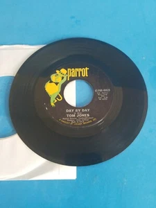 Pop 45 Tom Jones - Day By Day / Help Yourself On Parrot.FAST FREE SHIPPING. - Bild 1 von 3