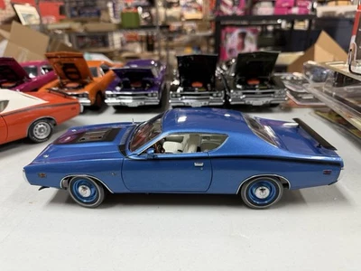 Ertl Authentics 1:18 1971 Dodge Charger Super Bee 440 синий отсутствующий выпускной наконечник - Изображение 1 из 4