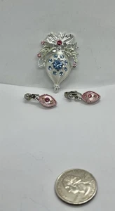 Broche adorno navideño vintage de pedrería azul y rosa con lazo y adorno plateado - Imagen 1 de 7