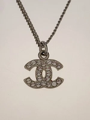 Colar CHANEL aço inoxidável strass SLV com top feminino usado - Imagem 1 de 4