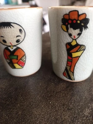 Par Vintage de Copos Japoneses de Saquê Kokeshi com Esmalte Crackle! Meados do século XX - Imagem 1 de 4