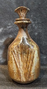 Decanter vintage, alto 9", ceramica da studio, intagliato a mano, in ceramica, con sughero - Foto 1 di 12