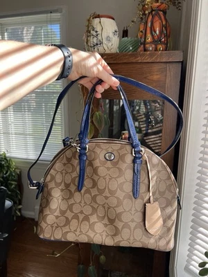 Bolso Cartera Coach F24606 Peyton Signature Cora Domed Azul Tostado con Clochette Foto 1 de 4