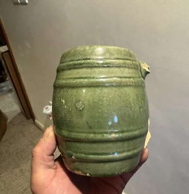 Старинная зеленая глазурованная кружка в форме бочки из керамики пивная кружка, выкопанная в эпоху 1920-х годов, свалка старая - Изображение 1 из 4