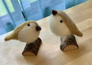 ADORABLE NEEDLE FELTED BIRD PAIR ON WOOD BASES. HANDMADE!! GREAT HOME DECOR!! - Picture 1 of 7