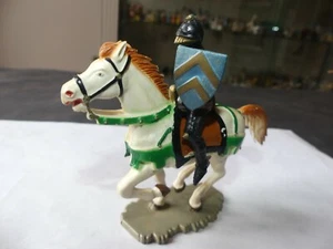 FIGURINE STARLUX MOYEN AGE CHEVAL BLANC CAVALIER NOIR EPEE BOUCLIER - Picture 1 of 4