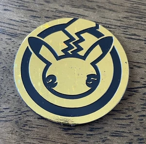 Pokemon 25th Anniversary Celebrations Collectors Chest - Jumbo Coin Pikachu Gold - Bild 1 von 2