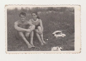 Schöner junger Mann hemdlose Hosen Gay Int mit Bikini Badeanzug niedliche Frau Strand - Bild 1 von 7