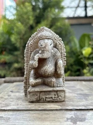 Antigua escultura de piedra tallada a mano del dios hindú Ganesha de 1700 Foto 1 de 4