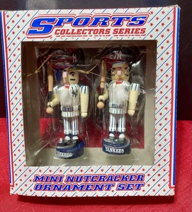Juego de 2 adornos de colección mini cascanueces de madera de los New York Yankees - Imagen 1 de 4