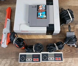 Nintendo Entertainment System NES Console Bundle W/ Controllers Zapper & Game - Bild 1 von 15