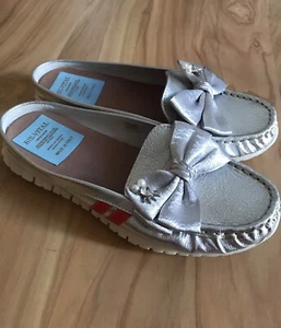 BIS-VITAL * UNITED DEIGN Leather Women Silver Mule Slip On Shoe With Cute Bow - Picture 1 of 6