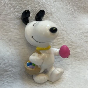 Peanuts Snoopy with Easter Basket and Egg PVC Figure United Features - Picture 1 of 5