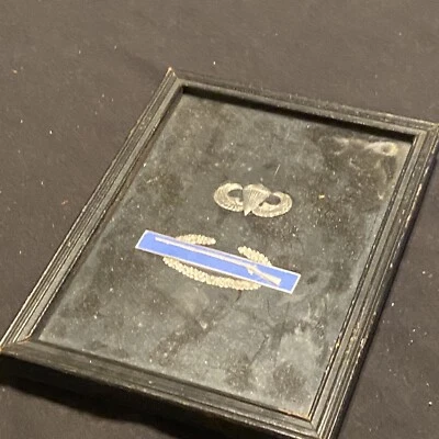 Original Framed WWII Sterling Infantry Combat Badge & Jump Wings - Изображение 1 из 3