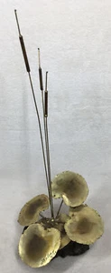 Scultura vintage MCM brutalista ottone cattail & lilypad di Kelsey # 9/72 16" usata in ottime condizioni - Foto 1 di 7