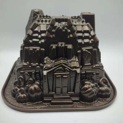 Nordic Ware Haunted Manor Bundt Sartén para diversión de Halloween Foto 1 de 4