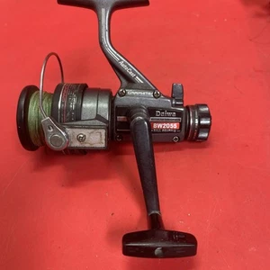 Carrete de pesca con rodamiento de bolas de precisión Daiwa Graphite BW 2055 RARO - Imagen 1 de 5
