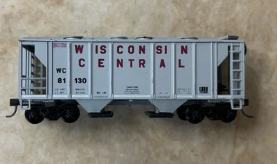 HO Scale Atlas PS-2 2-Bay Covered Hopper Wisconsin Central #81130 - Image 1 of 4