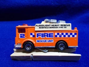 Matchbox Neon Orange Mack camion elettrico ausiliario #57, ponte e autostrada sui lati - Foto 1 di 3