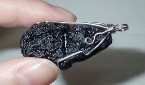 Colgante de piedra tectita negra con cable plateado 11,5 gramos 38x20x13 mm - Imagen 1 de 6