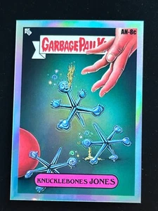 2024 Garbage Pail Kids Chrome - KNUCKLEBONES JONES #AN-8C - Name Variation - Picture 1 of 2
