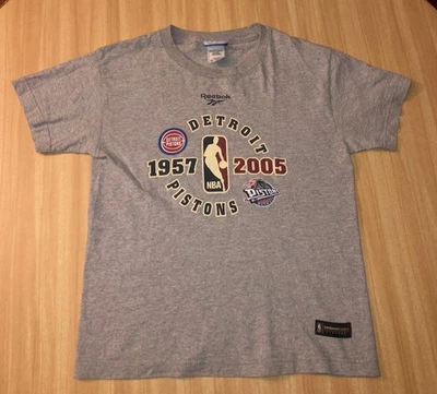 Camiseta Clásica De Colección 1957-2005 Detroit Pistons Madera Dura Ben Wallace Chauncey Billups Foto 1 de 4