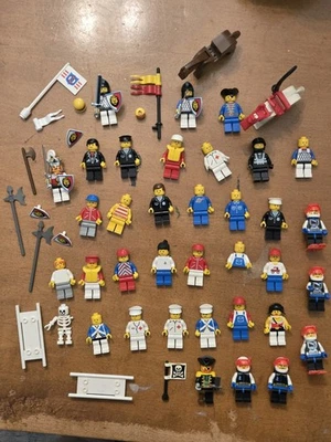 Lego Minifigura Lote De 38 (de Colección) Caballeros, Piratas, Hospital, Planeta De Hielo Etc Foto 1 de 4
