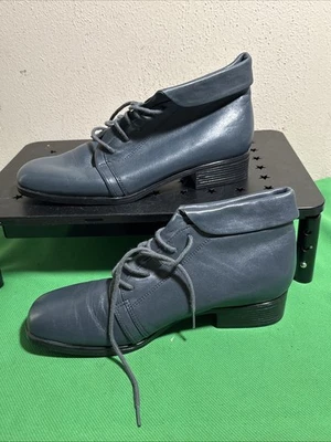 Botas femininas St Johns Bay tamanho 7,5 W biqueira quadrada de couro com cadarço - Imagem 1 de 4