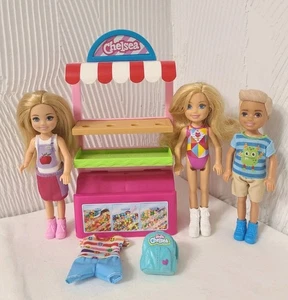 Lote Mixto De 6 Muñecas Barbie Chelsea Club Niño Rubio Snack Stand Mochila Conjunto  - Imagen 1 de 9