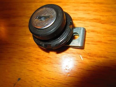 DUCATI OEM BLOQUEO DE ASIENTO ST2 ST3 ST4 ST4S MONSTER 748-998 749-999 (Muchos) Foto 1 de 4