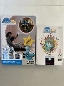 2 CONJUNTOS DE PROYECTOR MOONLITE STORYTIME Y 8 CARRETES DE HISTORIA ~ Pixar y Carle - Imagen 1 de 8