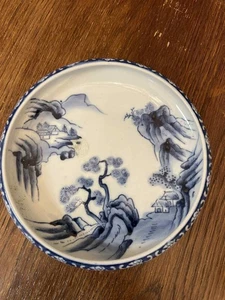 Plato de porcelana chino azul y blanco vintage paisaje escena marcado decorativo - Imagen 1 de 3